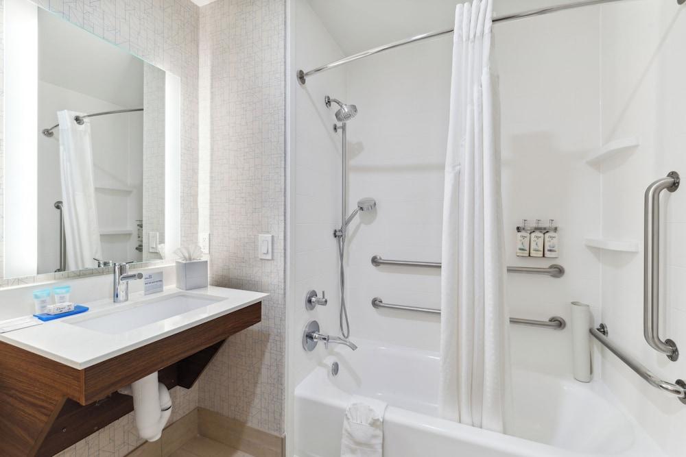 Holiday Inn Express & Suites Mountain View Silicon Valley by IHG photo 46