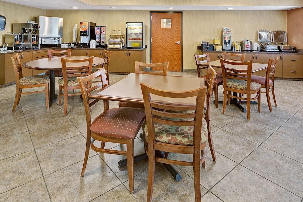 Days Inn by Wyndham Cheyenne photo 11