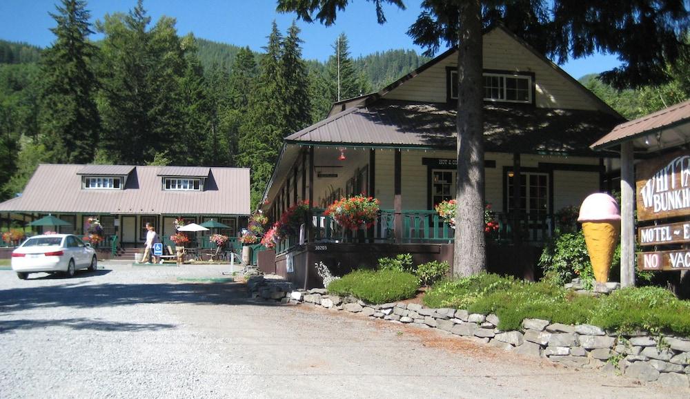 Whittaker's Motel & Historic Bunkhouse photo 27