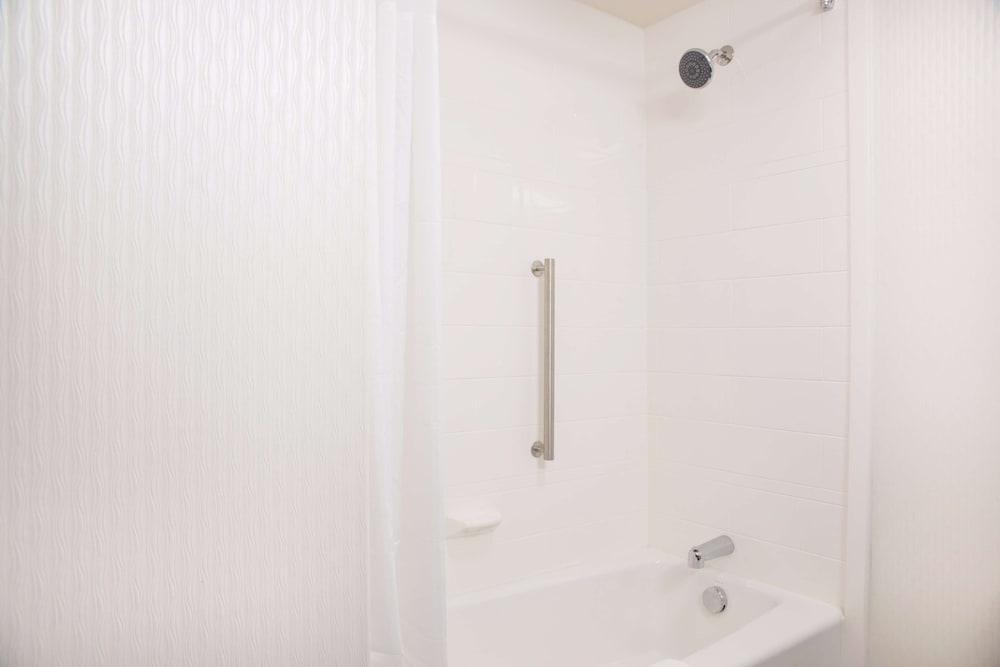 Hampton Inn Big Rapids photo 17