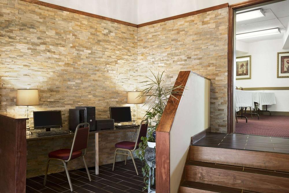 Ramada by Wyndham Pittsburgh/New Stanton photo 3