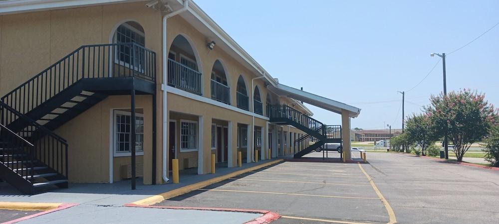 Red Roof Inn Canton, TX photo 23
