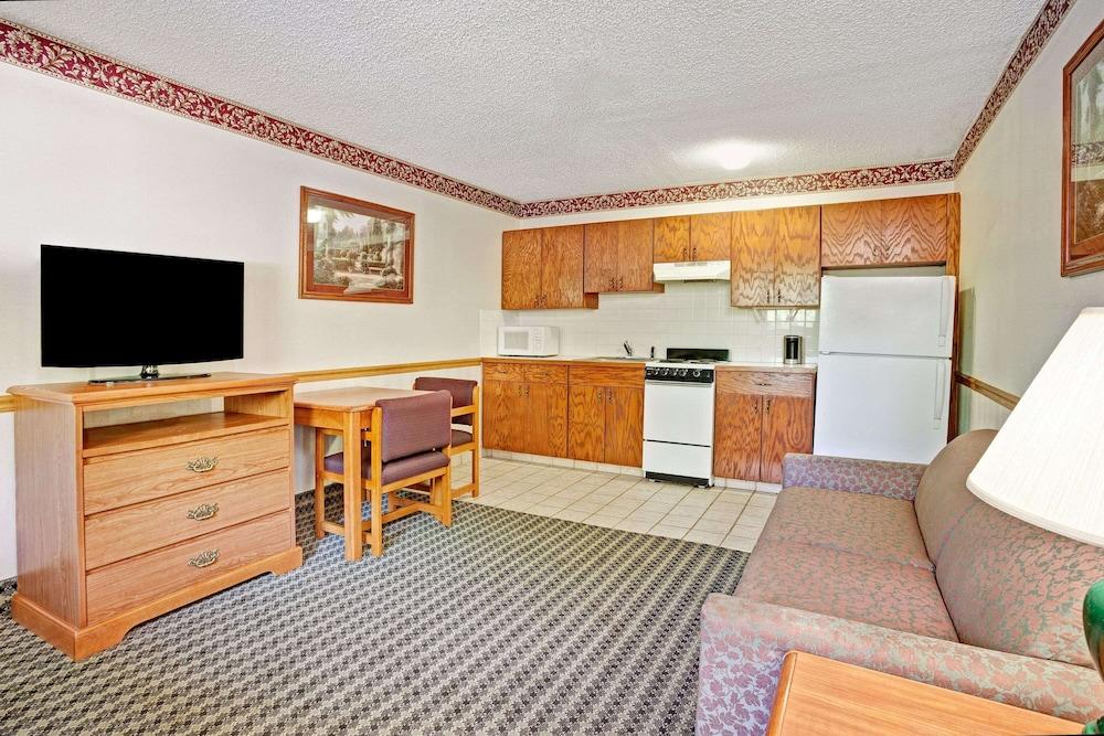Days Inn & Suites by Wyndham Monroe photo 10