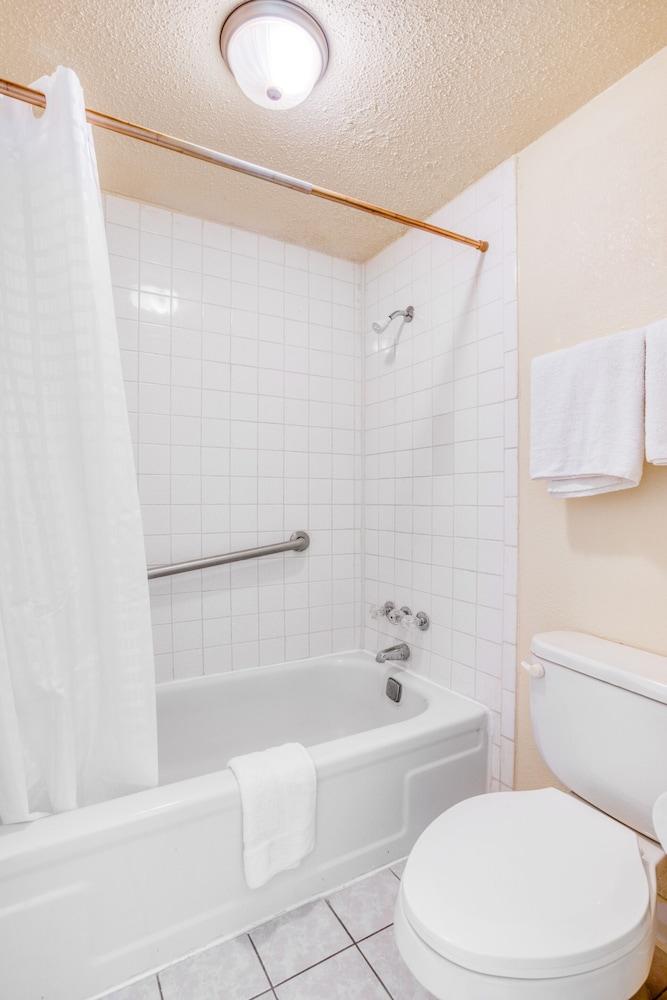 OYO Hotel Waco University Area/ I-35 photo 12