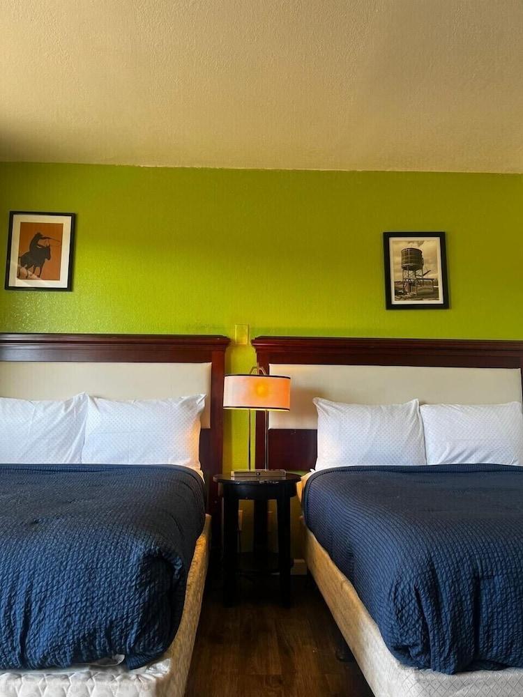 Parkside Inn by PHG - Sweetwater photo 15