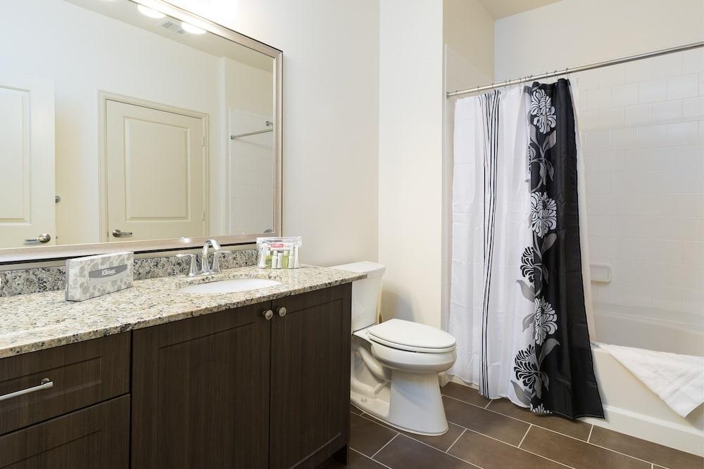 Global Luxury Suites Baypointe Station photo 17