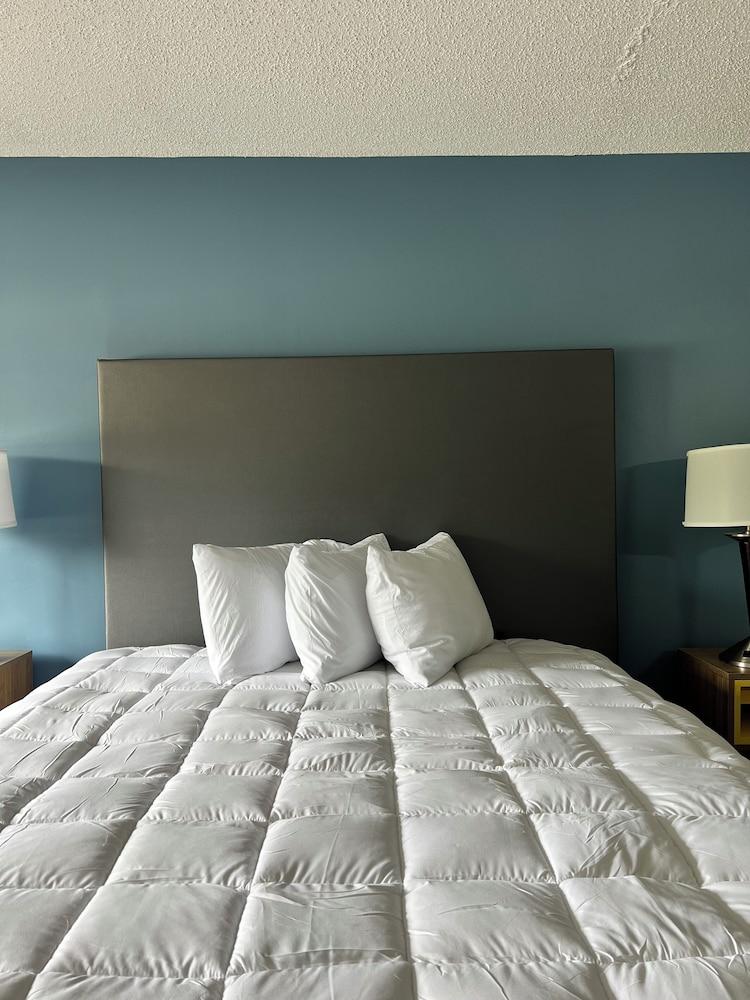 LakeWood Inn & Suites photo 7