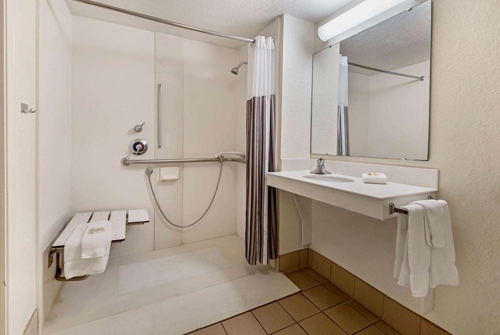 Townhouse Garden Inn & Suites San Antonio I 35 photo 25