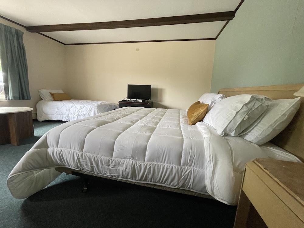 Gatehouse Motel photo 77