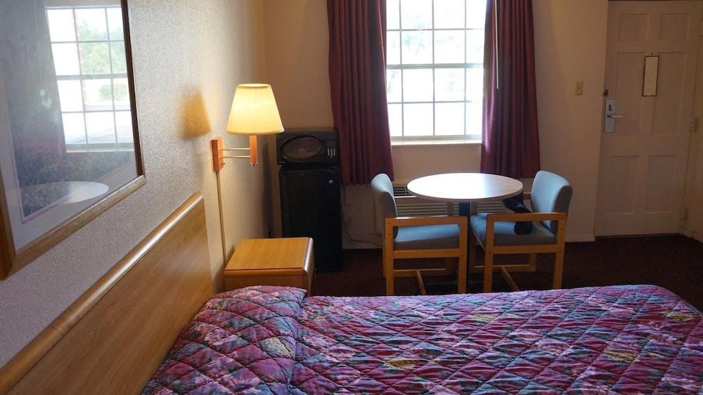 Travelers Inn photo 24