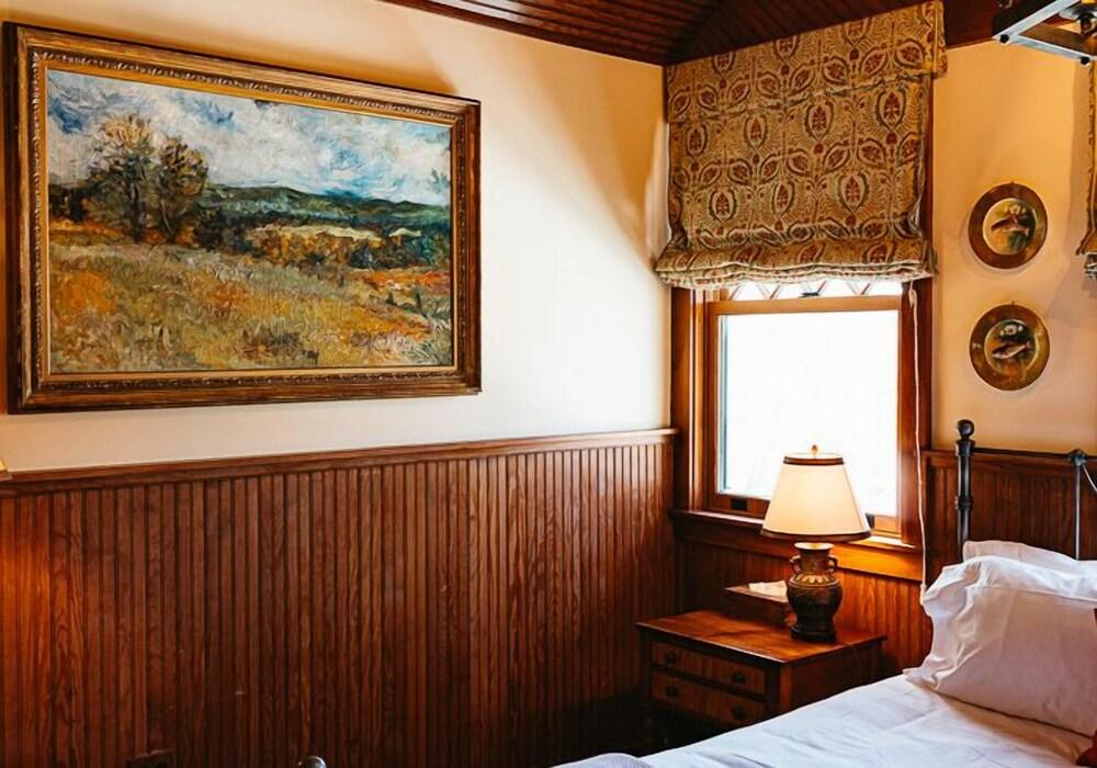 Deer Mountain Inn photo 16