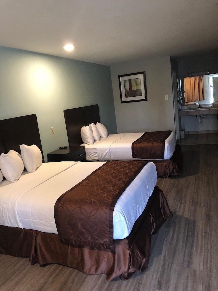 Cypress Inn photo 5