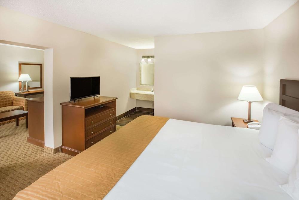 Baymont by Wyndham Mobile/ I-65 photo 7