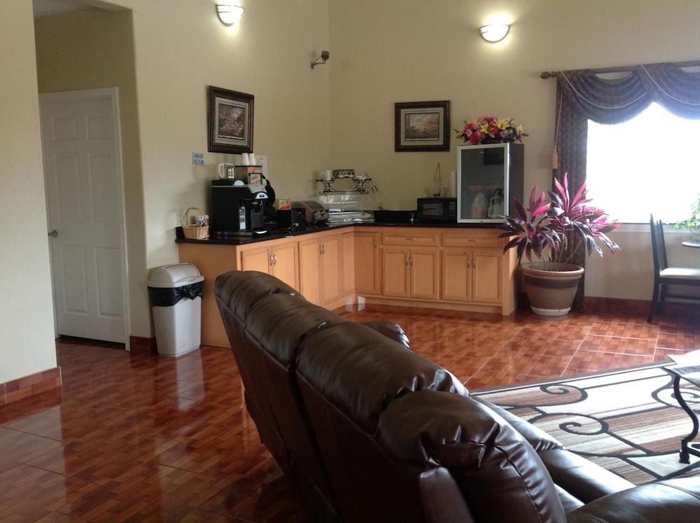 Scottish Inn & Suites photo 2