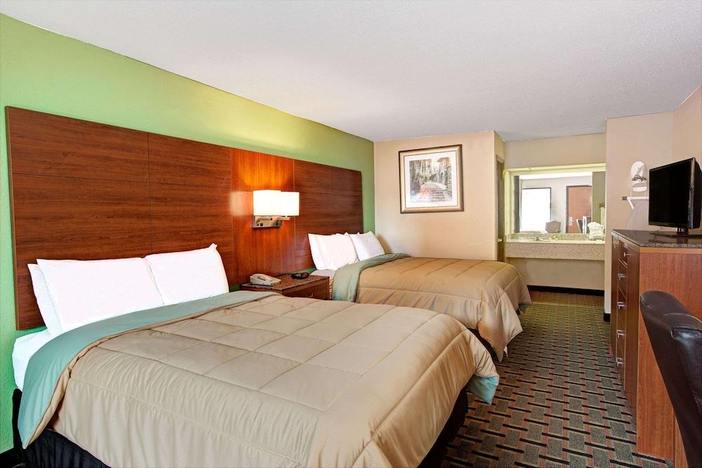 Days Inn by Wyndham Conover-Hickory photo 30
