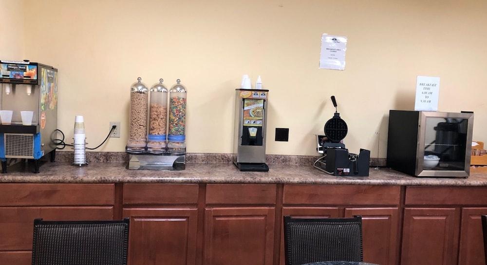 Econo Lodge Inn & Suites Warsaw photo 10