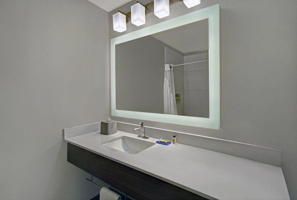 Holiday Inn Express Adrian by IHG photo 28