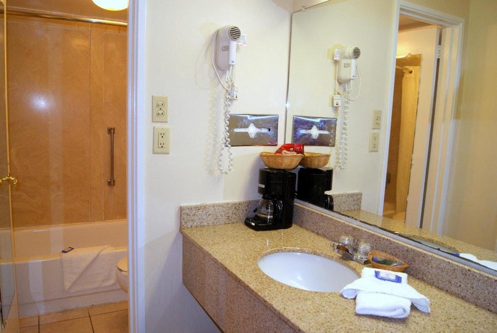 Red Carpet Inn photo 38