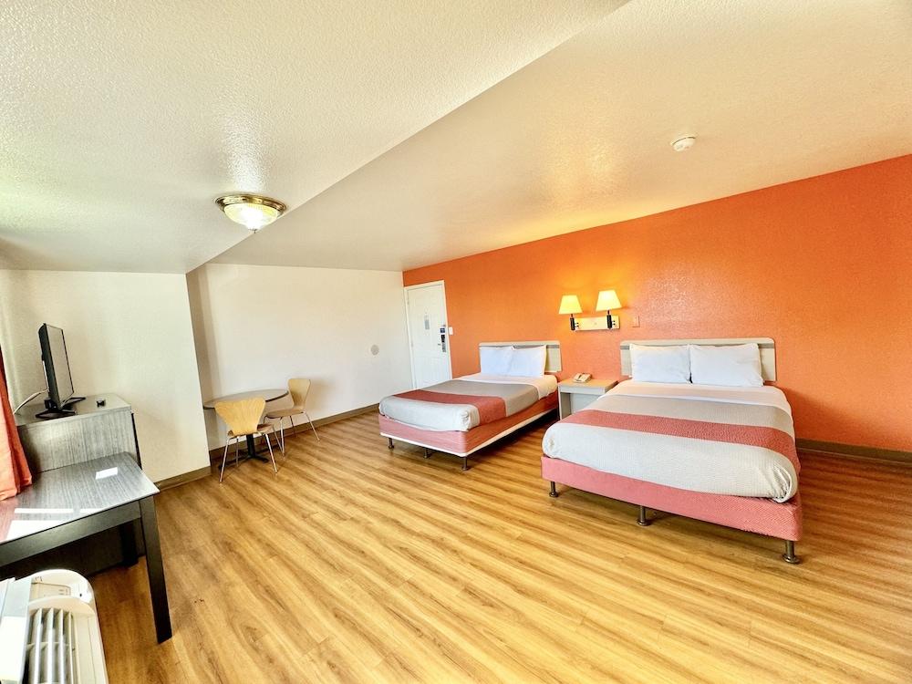Studio 6 Suites – Bellflower, Ca  - Los Angeles photo 6