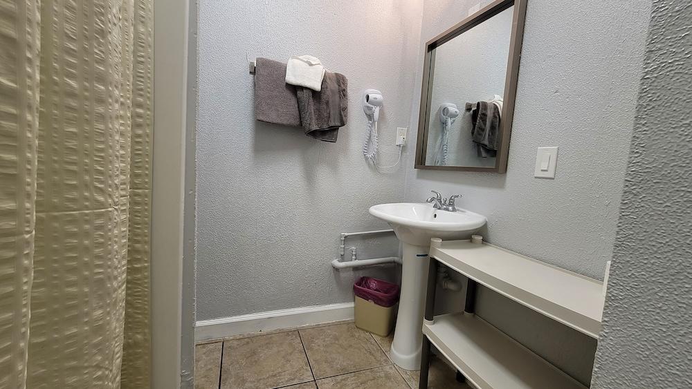 Barefoot Mailman Inn & Suites photo 87