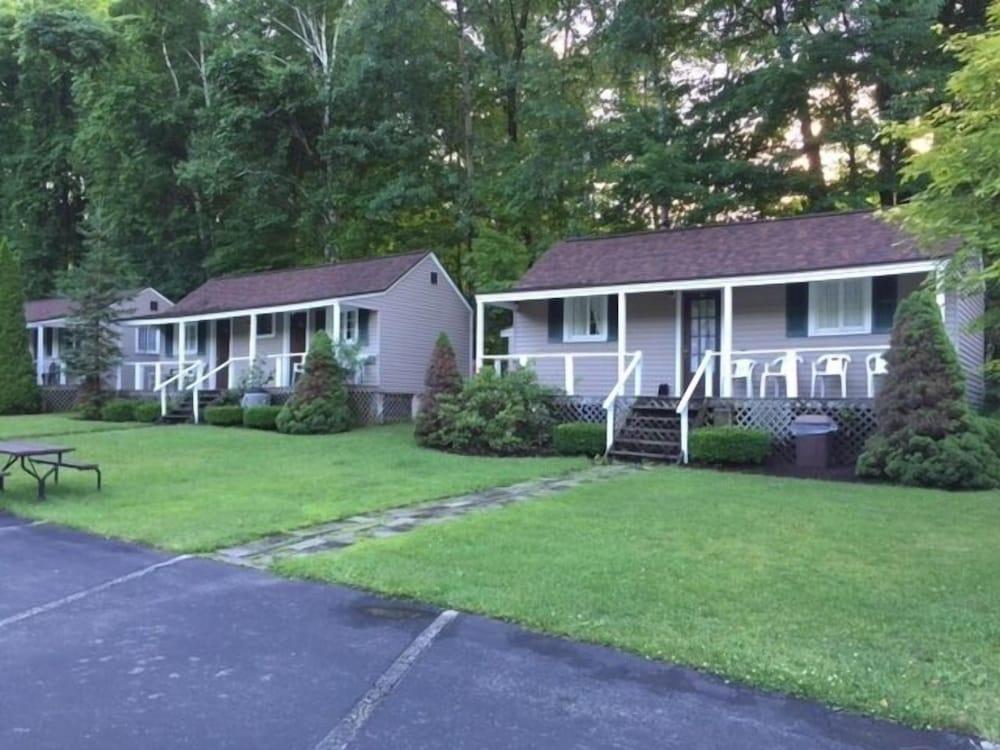 Adirondack Oasis Motel photo 11