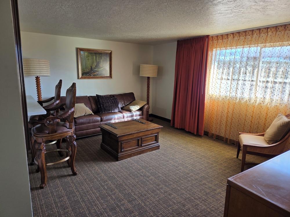 New Western Inn & Suites photo 5