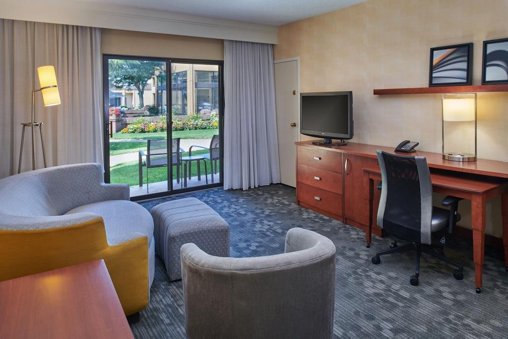 Courtyard by Marriott Detroit Dearborn photo 33