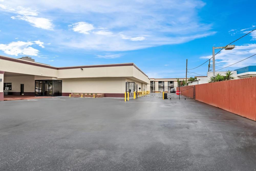 Suburban Studios Harvey - New Orleans photo 19