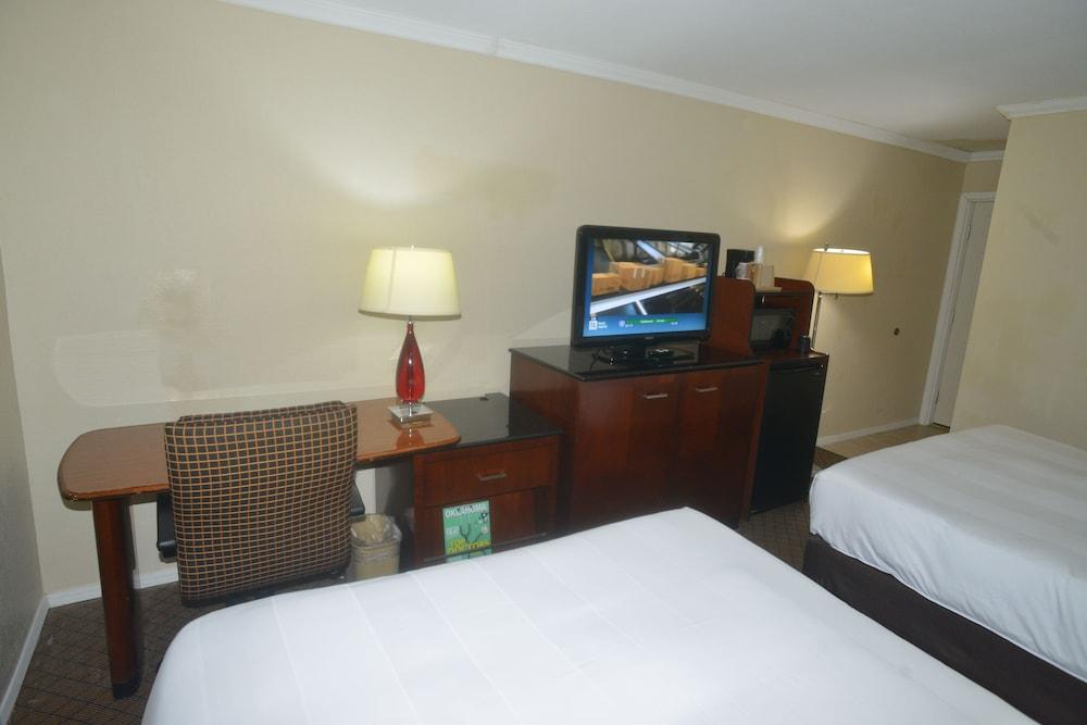 Hometown Inn & Suites photo 15
