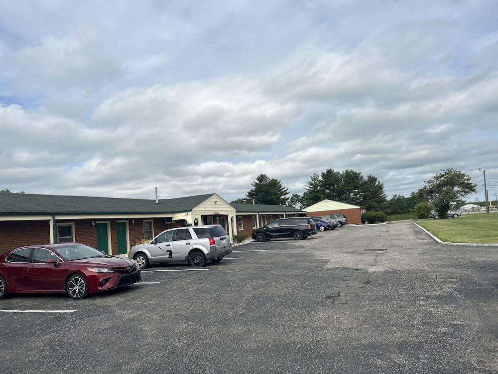 Hillcrest Motel By OYO Aurora IN Near Lawrenceburg photo 9