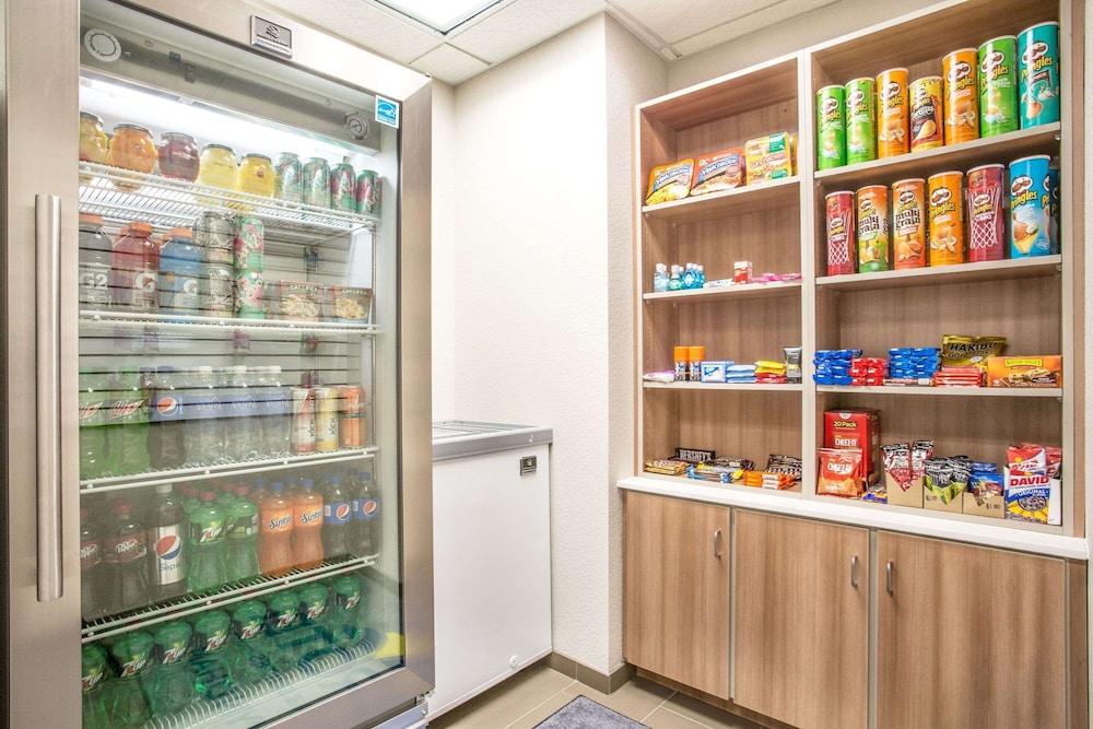 Microtel by Wyndham Vernal / Naples photo 6