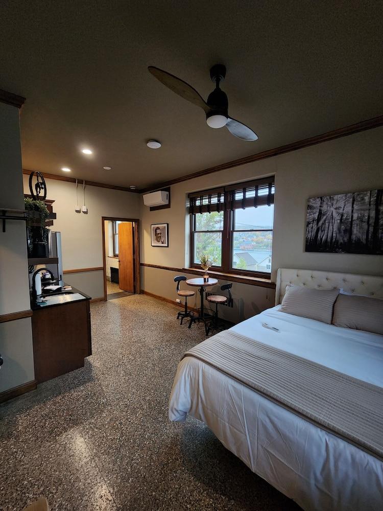 The Lodge Luxury Suites photo 9