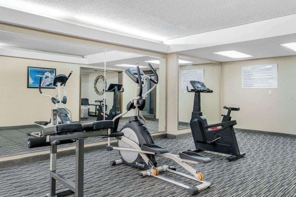 Quality Inn and Suites Livonia photo 19