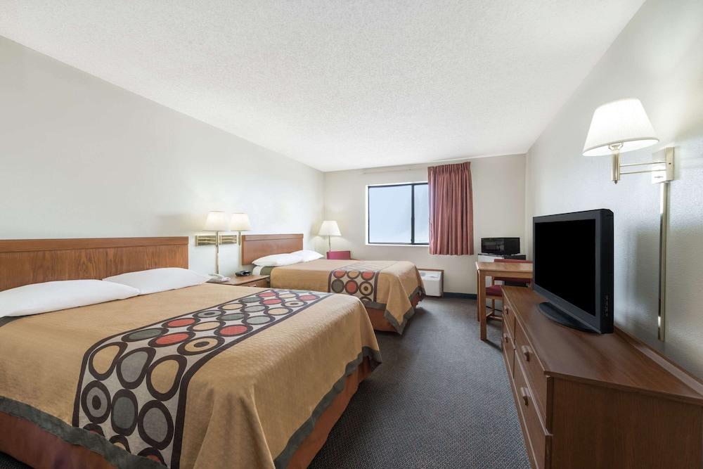 Super 8 by Wyndham Smithville/Kansas City photo 6