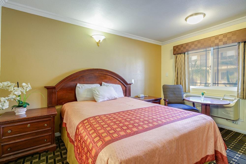 Hacienda Inn photo 7
