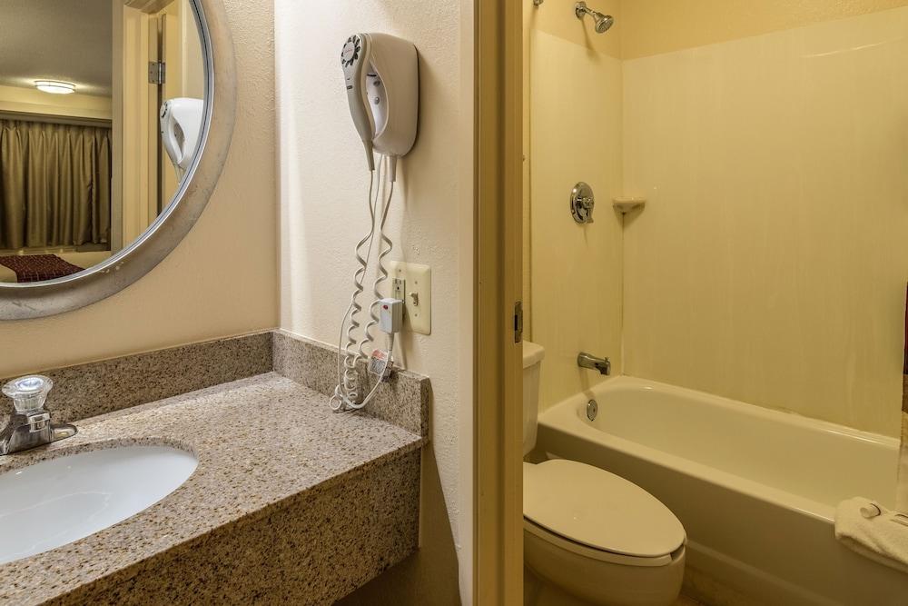 Red Oak Inn Detroit Metro Airport - Belleville photo 13