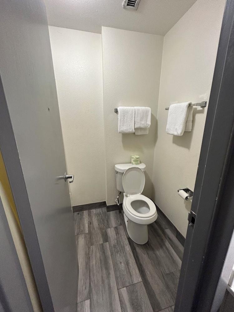 Clarion Pointe - Greensboro Coliseum Area photo 20
