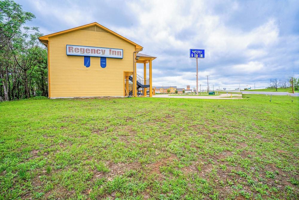 Regency Inn By OYO Rockdale TX photo 52