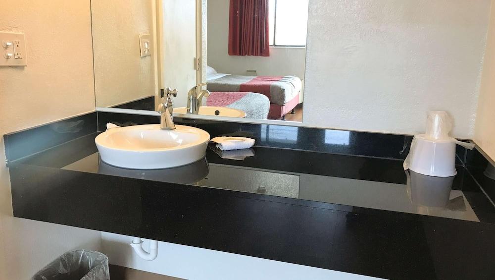 Super 6 Inn & Suites Baton Rouge photo 19