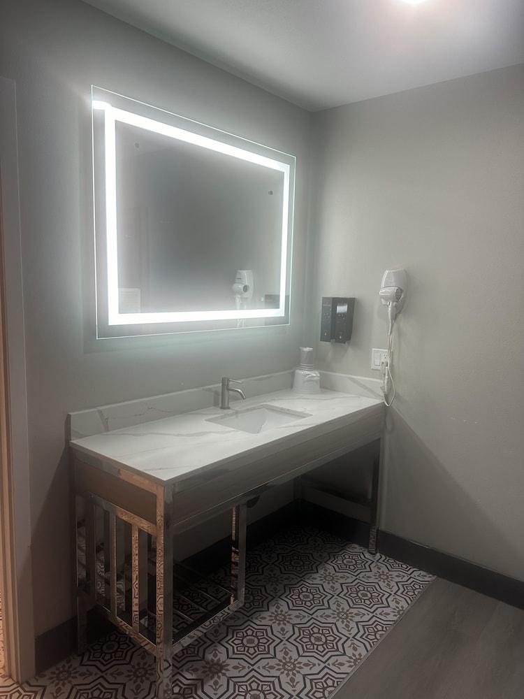 Super 8 by Wyndham Oceanside Downtown photo 36
