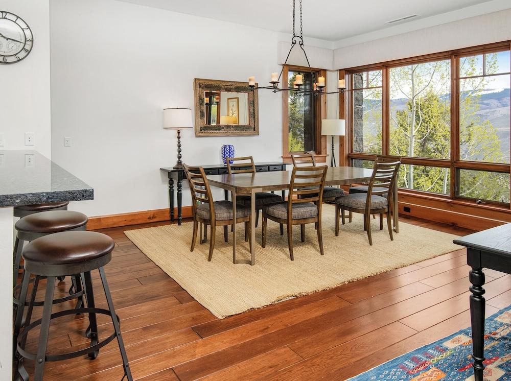 Hummingbird by Elevation Accommodations photo 10