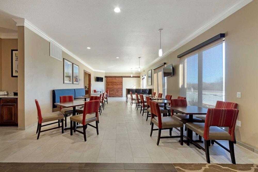 Comfort Inn & Suites Harrah photo 19