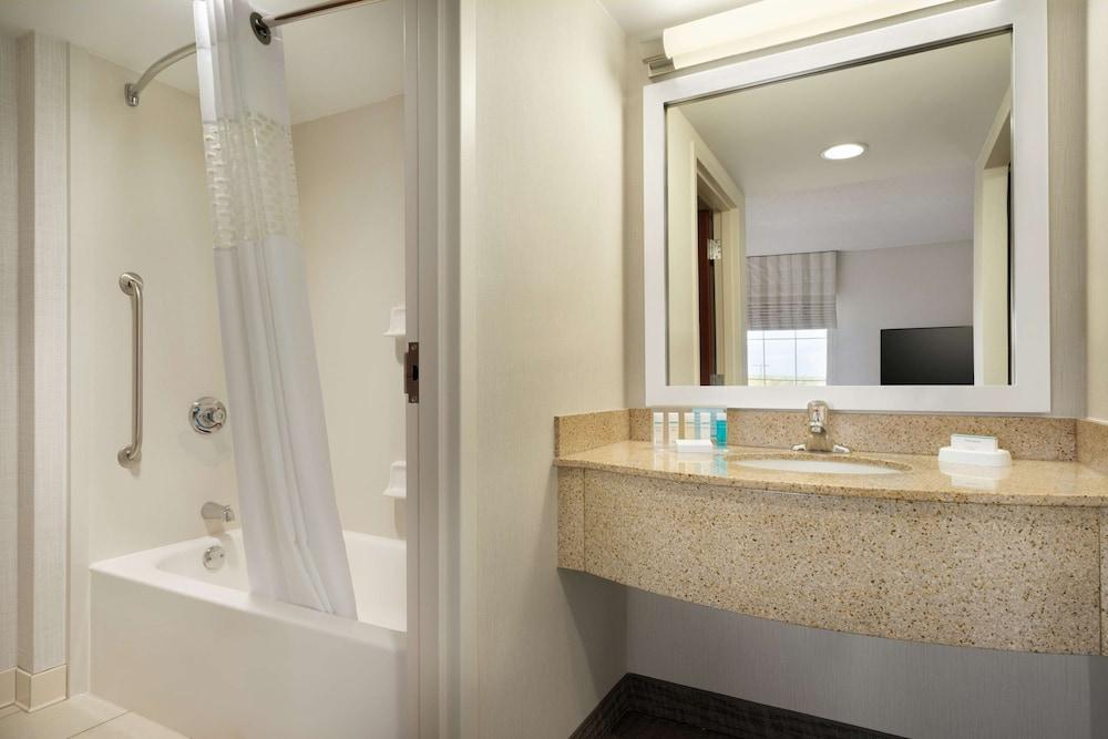 Hampton Inn & Suites Newport/Middletown photo 36