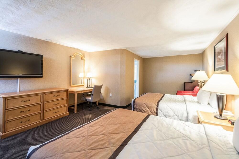 Rodeway Inn & Suites Charles Town photo 33