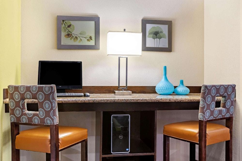 La Quinta Inn & Suites by Wyndham Tampa North I-75 photo 11