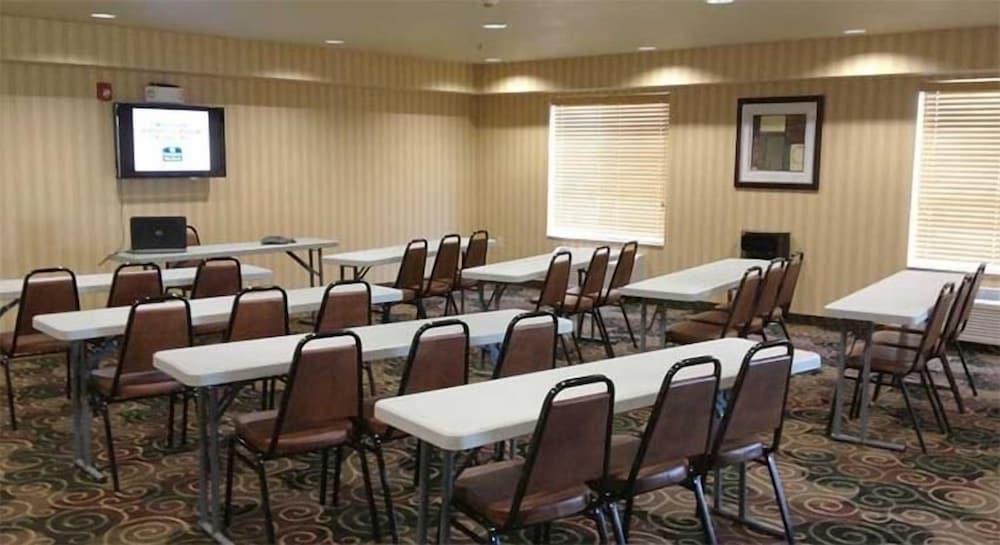 Cobblestone Inn & Suites photo 18