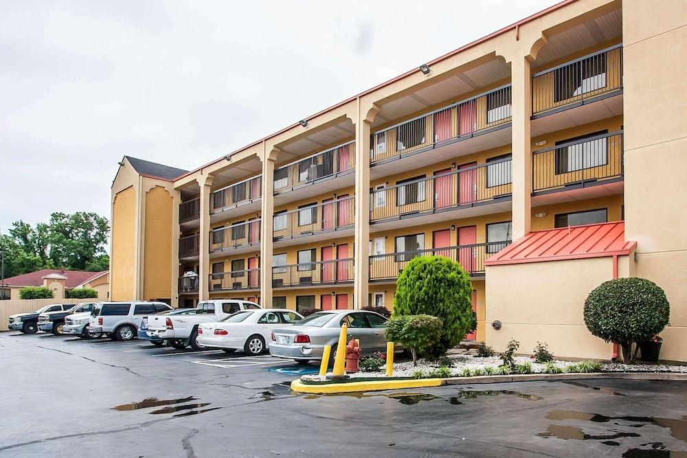Econo Lodge Inn & Suites Memphis East photo 18
