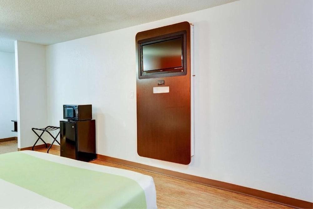 Executive Inn & Suites photo 8