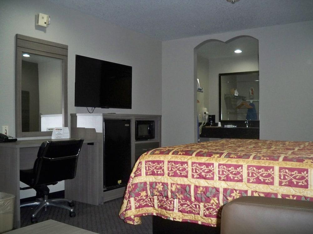 Scottish Inn & Suites photo 11