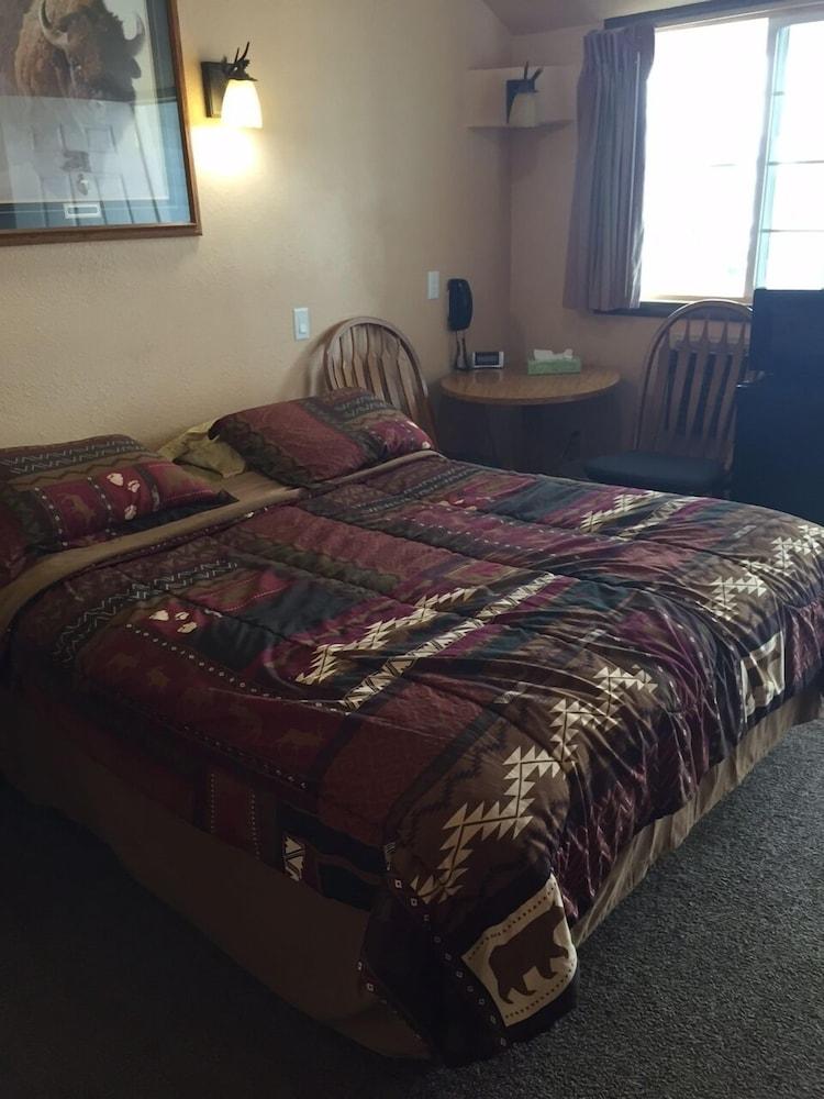 Going-To-The-Sun Inn & Suites photo 5